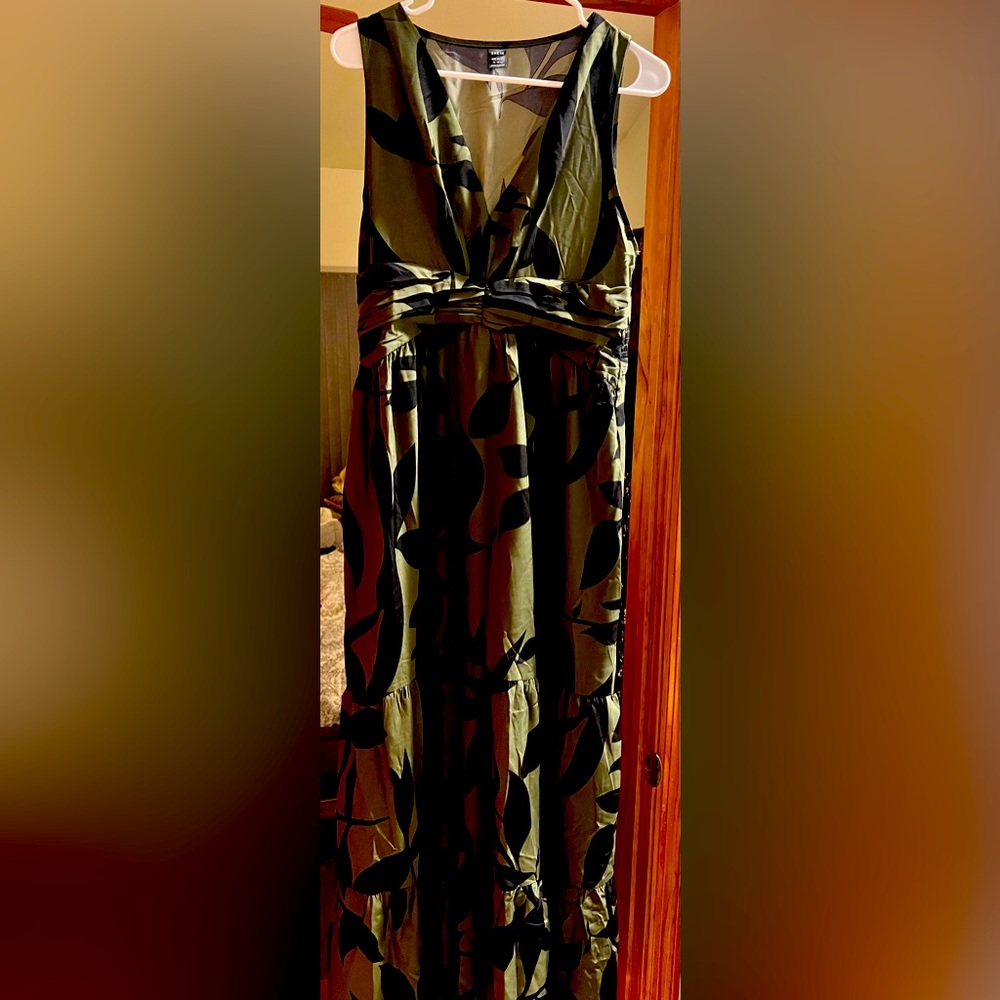 Maxi Dress size XL olive and black. New, it came with no tag.